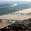 Cầu Long Biên và cầu Chương Dương bắc qua sông Hồng. (Ảnh: Trọng Đức/TTXVN)
