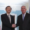 Ngoại trưởng Mỹ Rex Tillerson (phải) và Ủy viên Quốc vụ Trung Quốc Dương Khiết Trì. (Nguồn: THX/TTXVN)
