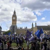 Tuần hành khắp khu vực trung tâm thủ đô London nhằm kêu gọi Chính phủ Anh xem xét lại và từ bỏ Brexit. (Nguồn: AFP/TTXVN)