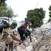 Tình nguyện viên dọn dẹp hiện trường đổ nát sau vụ động đất tại Mexico City. (Nguồn: THX/TTXVN)