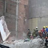 Lực lượng cứu hộ tìm kiếm người mất tích sau trận động đất ở Mexico City, Mexico. (Nguồn: AFP/TTXVN)