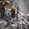 Lực lượng cứu hộ tìm kiếm người mất tích sau trận động đất hôm 19/9 ở Mexico City, Mexico. (Nguồn: AFP/TTXVN)