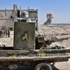 Binh sỹ Syria giao tranh với phiến quân IS tại khu vực ngoại ô phía Bắc tỉnh Deir al-Zour. (Nguồn: AFP/TTXVN)
