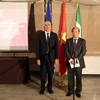 Chủ tịch Ủy ban Đối ngoại Thượng viện Italy Pier Ferdinando Casini (trái) và Đại sứ Việt Nam tại Italy Cao Chính Thiện tại buổi lễ. (Ảnh: Ngự Bình/TTXVN)