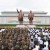 Người dân Triều Tiên dự lễ tưởng niệm tại tượng đài cố Lãnh tụ Kim Nhật Thành và Kim Jong-il nhân kỷ niệm 64 năm kết thúc Chiến tranh Triều Tiên ở thủ đô Bình Nhưỡng ngày 27/7. (Nguồn: YONHAP/TTXVN)