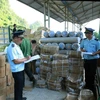 Kiểm tra hàng nhập khẩu tại Chi cục Hải quan cửa khẩu Cốc Nam. (Ảnh: Hoàng Hùng/TTXVN)
