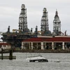 Một nhà máy lọc dầu ngập trong nước lũ sau bão Harvey tại Port Aransas, bang Texas, Mỹ. (Nguồn: AFP/TTXVN)