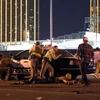 Cảnh sát thành phố Las Vegas phong tỏa bên ngoài Khách sạn và Sòng bạc Mandalay Bay sau vụ xả súng. (Nguồn: AFP/TTXVN)