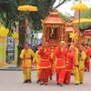 Đoàn rước tiến vào sân chùa Côn Sơn. (Ảnh: Mạnh Minh/TTXVN)