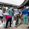 Người dân chuẩn bị những bao cát trước khi bão Nate đổ bộ vào New Orleans. (Nguồn: AFP/TTXVN)