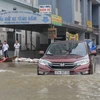 Mưa to khiến tuyến đường Trần Phú, thành phố Vinh ngập sâu trong nước. (Ảnh: Bích Huệ/TTXVN)