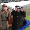 Nhà lãnh đạo Triều Tiên Kim Jong-un (giữa) thị sát cuộc tập trận của quân đội Triều Tiên tại một địa điểm bí mật trên lãnh thổ nước này. (Nguồn: EPA/TTXVN)