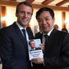Tổng thống Pháp Emmanuel Macron và Tổng giám đốc First News - Trí Việt Nguyễn Văn Phước.