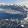 Núi lửa Shinmoe phun cột tro bụi cao tới 2km. (Nguồn: Reuters)