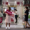 Một cửa hàng mỹ phẩm tại trung tâm mua sắm ở Seoul. (Nguồn: AFP/TTXVN)
