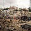 Hiện trường vụ đánh bom đẫm máu ở Mogadishu. (Nguồn: AFP/TTXVN)