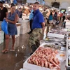 Người dân mua sắm tại một chợ hải sản ở Athens, Hy Lạp. (Nguồn: AFP/TTXVN)