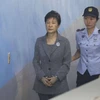 Cựu Tổng thống Hàn Quốc Park Geun-hye (trái) được áp giải tới Tòa án Quận trung tâm Seoul. (Nguồn: The Straits Time/TTXVN