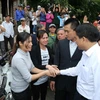 Chủ tịch thành phố Hà Nội Nguyễn Đức Chung với người dân xã Đồng Tâm. (Ảnh: Doãn Tấn/TTXVN)