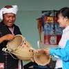 Già Ya Hiêng giới thiệu nghề đan lát truyền thống của người Churu cho du khách. (Nguồn: Báo ảnh Việt Nam/Vietnam+)