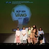 Đạo diễn phim ''Lẫn'' Nguyễn Ngọc Mai lên nhận giải phim tài liệu xuất sắc nhất do khán giả bình chọn. (Ảnh: Thành Đạt/TTXVN)