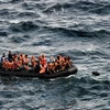 Những người di cư tới đảo Lesbos thuộc Hy Lạp sau hành trình vượt biển Aegean từ Thổ Nhĩ Kỳ. (Nguồn: AFP/TTXVN)