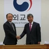 Thứ trưởng Bộ Kế hoạch và Đầu tư Nguyễn Thế Phương và Trưởng đoàn Hàn Quốc Yun Kang-hyeon. (Ảnh: Vũ Toàn-Hữu Tuyên/Vietnam+)