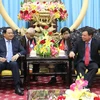 Phó Thủ tướng Lào Sonexay Siphandone cùng Đoàn đại biểu Chính phủ Lào đến thăm và làm việc với tỉnh Bến Tre. (Ảnh: Huỳnh Phúc Hậu/TTXVN)