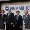 Phó Thủ tướng Lào Sonexay Siphandone, lãnh đạo tỉnh Bình Dương và lãnh đạo Vinamilk chụp hình lưu niệm tại Nhà máy Sữa Việt Nam. (Nguồn: Vinamilk)