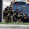 Cảnh sát điều tra hiện trường vụ tấn công kiểu sói đơn độc tại Đại học Ohio, Mỹ. (Nguồn: AFP/TTXVN)