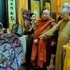 Đông đảo Chư tôn giáo giáo phẩm Phật giáo Việt Nam thành phố và cộng đồng Phật tử tham quan triển lãm. (Ảnh : Thế Anh/TTXVN)