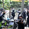 Cảnh sát chống khủng bố Indonesia trong một vụ đấu súng. (Nguồn: THX/TTXVN)
