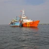 Tàu SAR 413 cứu hộ một tàu cá. (Ảnh: Đoàn Mạnh Dương/TTXVN)
