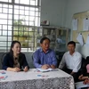 Bộ trưởng Nguyễn Thị Kim Tiến làm việc với trạm xá phường Ninh Hà (thị xã Ninh Hòa) sau bão số 12. (Ảnh: Phan Sáu/TTXVN)