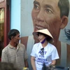 Phu nhân Kim Jung Sook trò chuyện với người dân địa phương tại Làng bích họa Tam Thanh. (Ảnh: Đỗ Trưởng/TTXVN)
