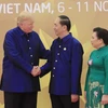 Chủ tịch nước Trần Đại Quang và Phu nhân đón Tổng thống Hoa Kỳ Donald Trump tới dự chiêu đãi. (Nguồn: TTXVN)