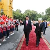 Thiếu nhi Thủ đô vẫy chào Tổng Bí thư Nguyễn Phú Trọng và Tổng Bí thư, Chủ tịch nước Trung Quốc Tập Cận Bình. (Ảnh: Trí Dũng/TTXVN)