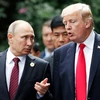 Tổng thống Mỹ Donald Trump (phải) và Tổng thống Nga Vladimir Putin (trái) tại Hội nghị cấp cao APEC ở Đà Nẵng. (Nguồn: AFP/TTXVN)