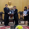 Ông Nguyễn Xuân Thắng tặng quà lưu niệm cho ông Vương Vĩ Quang. (Nguồn: dangcongsan.vn)