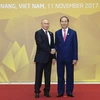 Chủ tịch nước Trần Đại Quang đón Tổng thống Nga Vladimir Putin đến dự Hội nghị APEC. (Ảnh: TTXVN)