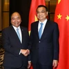 Thủ tướng Nguyễn Xuân Phúc gặp Thủ tướng Trung Quốc Lý Khắc Cường. (Ảnh: Thống Nhất/TTXVN)