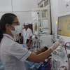 Điều dưỡng viên vận hành máy chạy thận cho bệnh nhân tại Bệnh viện đa khoa thành phố Hoà Bình. (Ảnh: Vũ Hà/TTXVN)