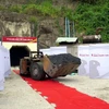Xe quặng đầu tiên được khai thác sau khi tái khởi động dự án mỏ vàng Đắk Sa. (Ảnh: Nguyễn Sơn/TTXVN)