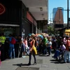 Người dân xếp hàng mua lương thực và đồ gia dụng tại siêu thị ở Caracas, Venezuela. (Nguồn: AFP/TTXVN)