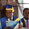 Tổng thống Robert Mugabe (trái) phát biểu tại lễ tốt nghiệp tại một trường đại học ở thủ đô Harare ngày 17/11. (Nguồn: THX/TTXVN)