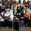 Người dân Palestine đợi qua cửa khẩu Rafah. (Nguồn: AFP/TTXVN)