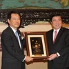 Chủ tịch Ủy ban Nhân dân Thành phố Hồ Chí Minh Nguyễn Thành Phong tặng quà lưu niệm Chủ tịch Phòng Thương mại và Công nghiệp Osaka Hiroshi Ozaki. (Ảnh: Thanh Vũ/TTXVN)