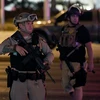 Cảnh sát tuần tra tại thành phố Las Vegas sau vụ xả súng ở Khách sạn và Sòng bạc Mandalay Bay. (Nguồn: AFP/TTXVN)