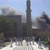 Khói bốc lên nghi ngút tại hiện trường vụ tấn công đền thờ Al Rawdah. (Nguồn: Terris/TTXVN)