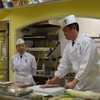 Bếp trưởng Kyoaki trình diễn kỹ năng điêu luyện chế biến món sashimi, một món ăn nổi tiếng của Nhật Bản. (Ảnh: Nguyễn Tuyến-Hồng Hà/Vietnam+)
